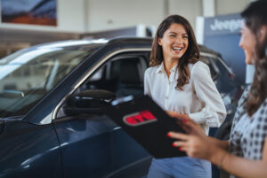 Junge Frau holt ihren Wagen bei der Lütz GmbH ab